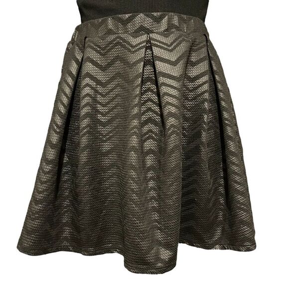 Black Shiny Zig-Zag Skater Skirt Junior’s Small - Picture 3 of 6